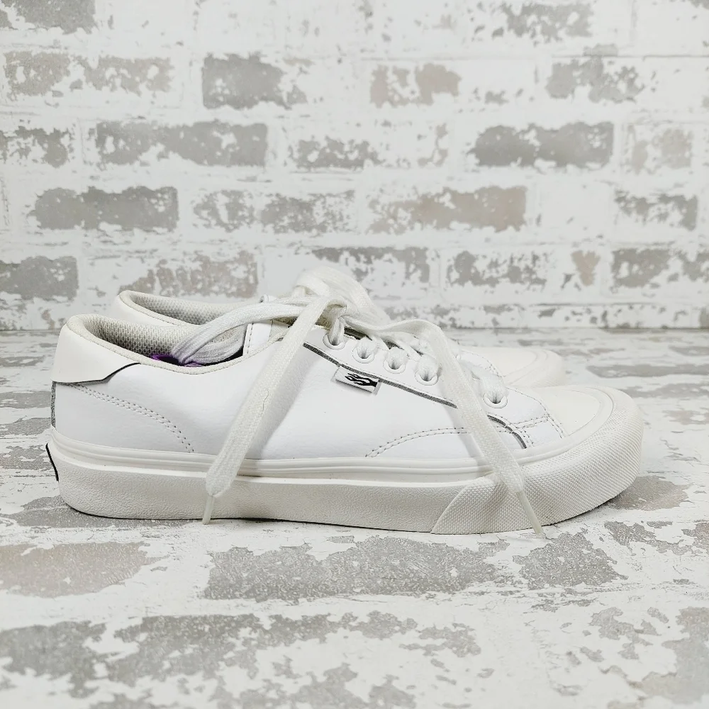 STRAYE White Sidewalk Low-Top Sneakers V477